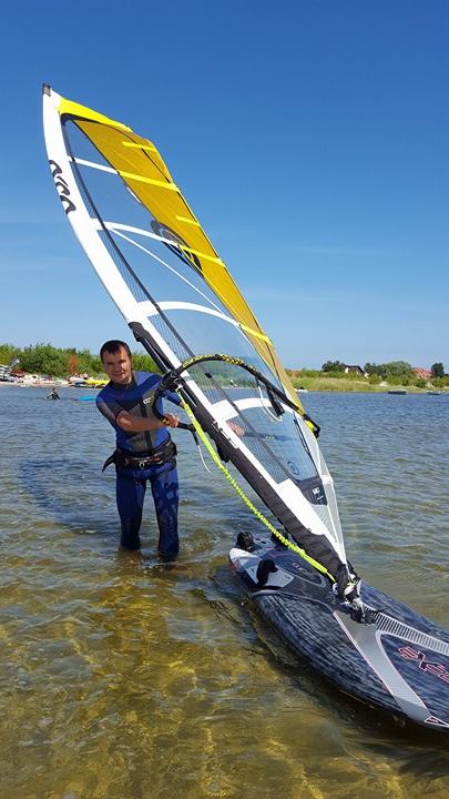 Roman testuje windsurfingowy trapez Dakine 2017